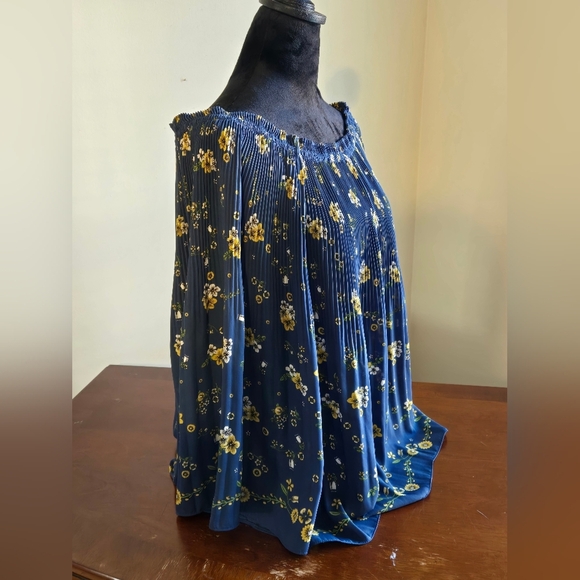🆕️Max Edition Size M Blue With Yellow Flowers Pleated Blouse Retails @ $98 - Picture 2 of 10